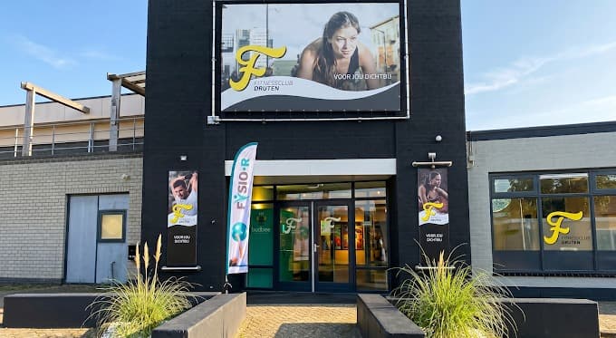 Entree Fitnessclub Druten met Fysio-R vlag