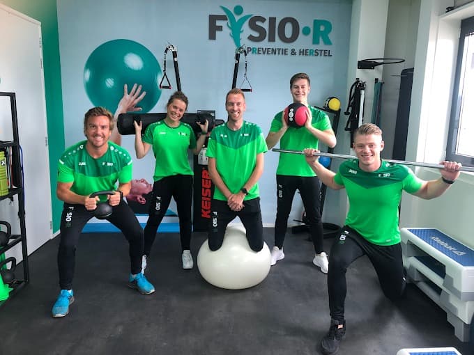 Het team van Fysio-R in de oefenruimte